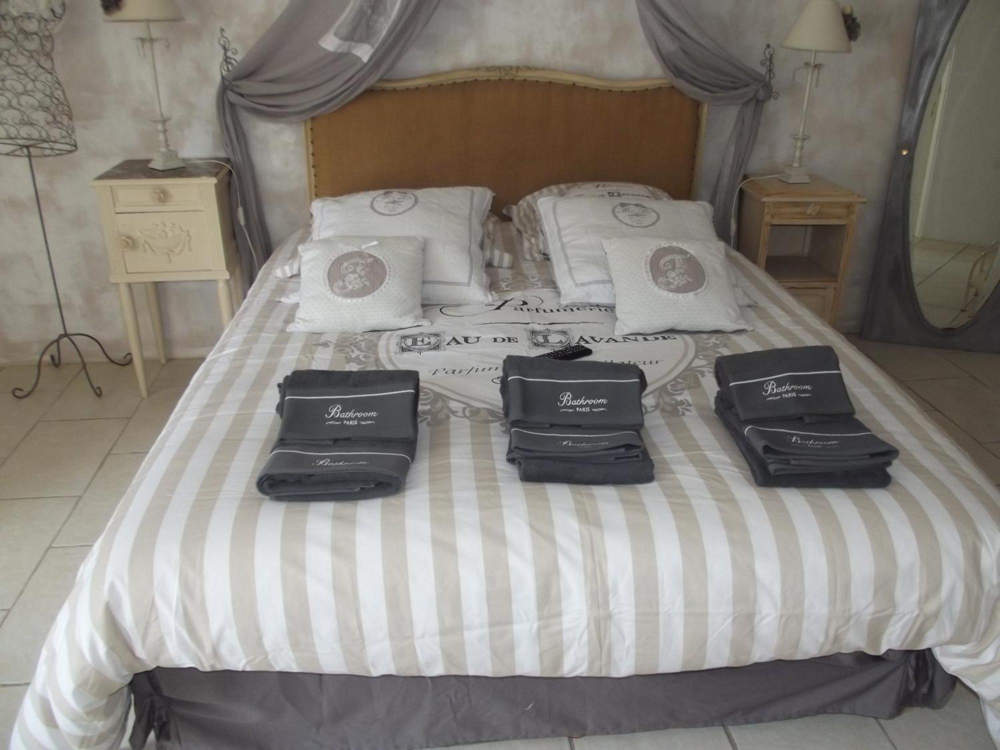 Le Moulin De Sonnailles Bed & Breakfast Cabries Room photo